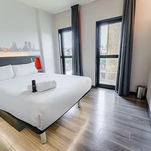 easyhotel-barcelona.catalonia-hotels.com/